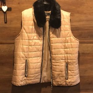 Vest with faux fur collar
